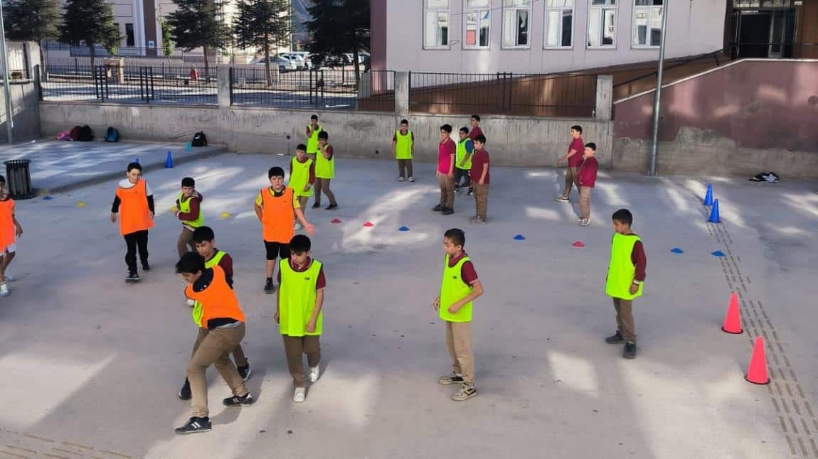 FUTBOL VE VOLEYBOL SEÇMELERİ